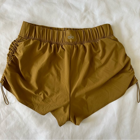 Alo Yoga Cinch It Up Short Women’s Small Golden Olive Branch Adjustable Sides - Picture 4 of 14